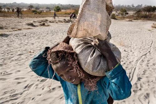 Les enfants portent de lourds sacs de cobalt, à Kolwezi (RDC). Crédits : Sebastian Meyer/Corbis via Getty Images