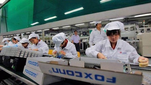 Ligne de fabrication dans une usine de Foxconn. Crédits : Ouest-France